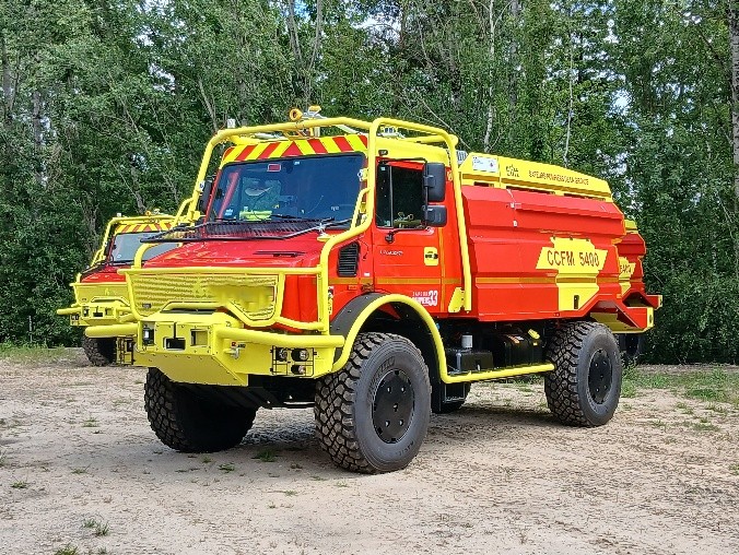 Image 2 : Vue de face chez le constructeur - Arceaux jaune d'autoprotection - Lance canon sur le toit